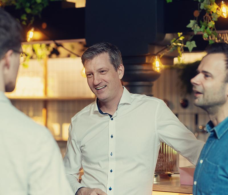Fagfolk i samtale på et nettverksarrangement